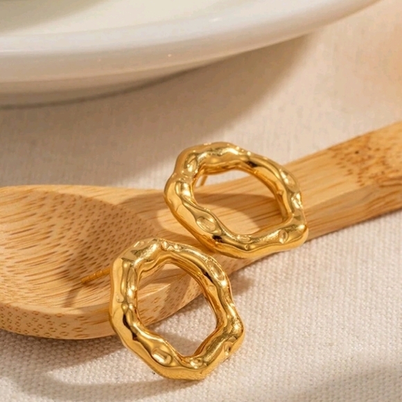 NEW! 18K Gold Plated Minimalist Wavy Hammered Open Hoop Post Earrings - Picture 4 of 8